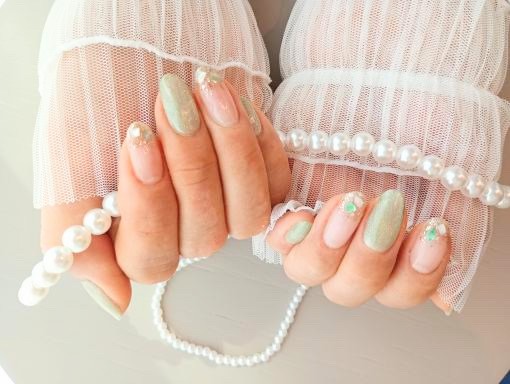 マグネットジェルとシェルを使ったグリーンカラーの春ネイル